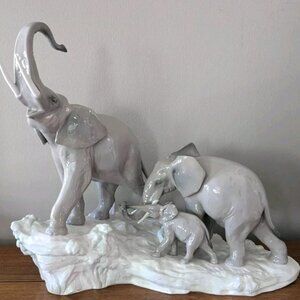 Lladro Elephants Walking Figurine, Brand New in Original Lladro Box, #01001150